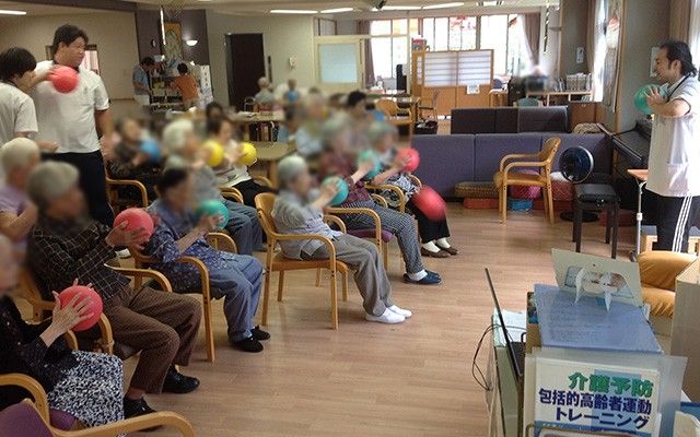 共有スペースで活動中 多目的室 さまざまなアクティビティが行われる広々とした多目的室です。明るい空間で楽しい交流ができます。