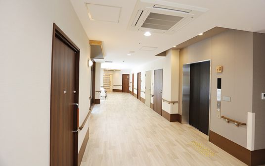 明るく広々とした廊下