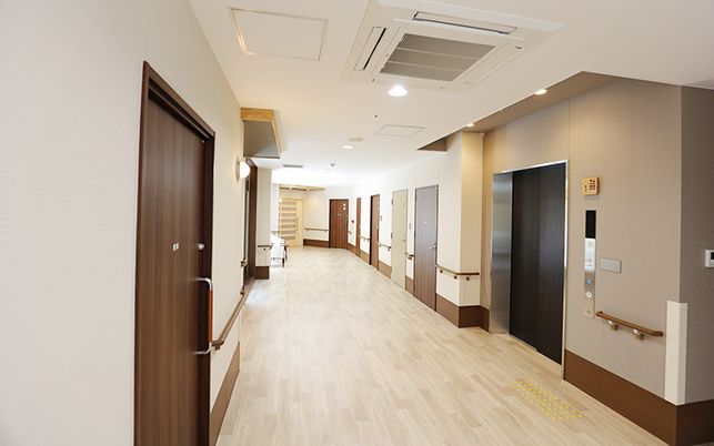 明るく広々とした廊下