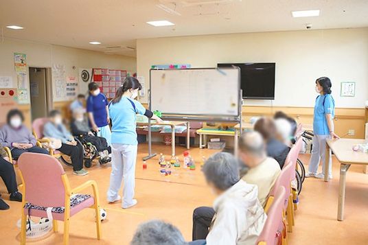 活動の様子が見える多目的室