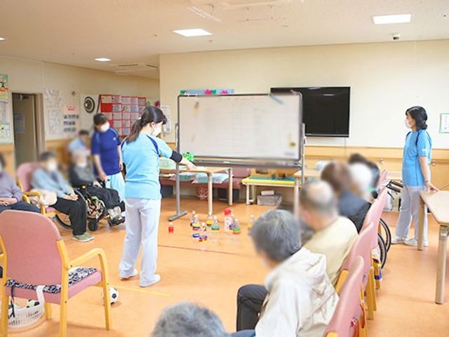 活動の様子が見える多目的室 多目的室 自然光が差し込む明るい空間です。住人同士での活動ができ、心地よく過ごせる環境です。