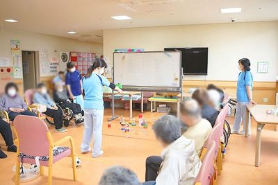 活動の様子が見える多目的室
