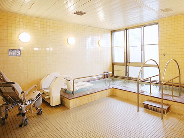 手すり付き浴室 浴室 広々とした浴槽には手すりが完備され、安全に入浴ができます。高齢者にも優しい設計です。
