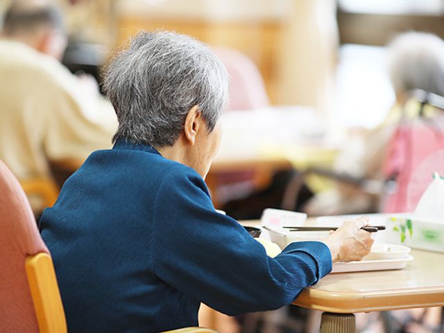 食事を楽しむ人の様子 ダイニングルーム 賑やかな雰囲気の中で、お食事をリラックスして楽しんでいます。温かみのある空間が広がります。
