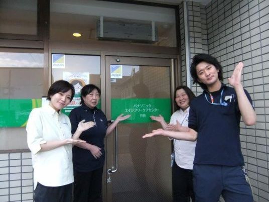 スタッフが入口で案内する外観  