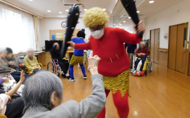 楽しい余興が行われる居室