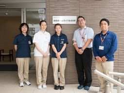 スタッフが立つエントランス