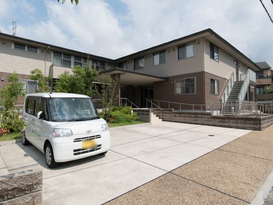施設の外観と車