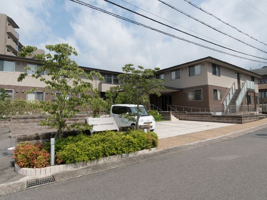 緑に囲まれた建物外観