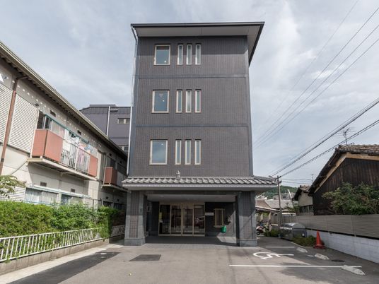 現代的な外観の建物