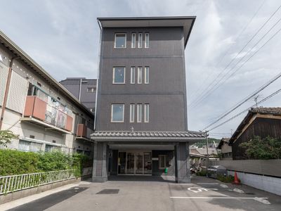現代的な外観の建物