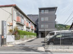 施設の静かな外観