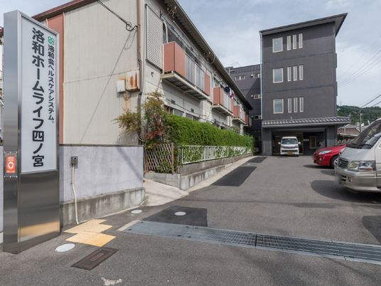 穏やかな外観の建物エントランス