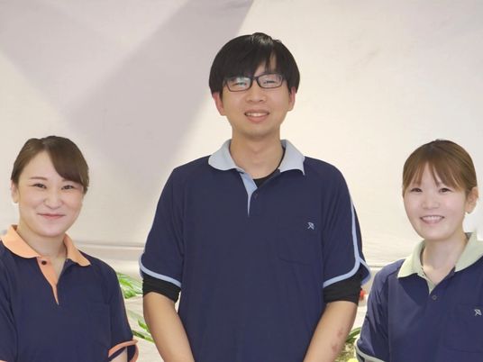 笑顔のスタッフ3人  