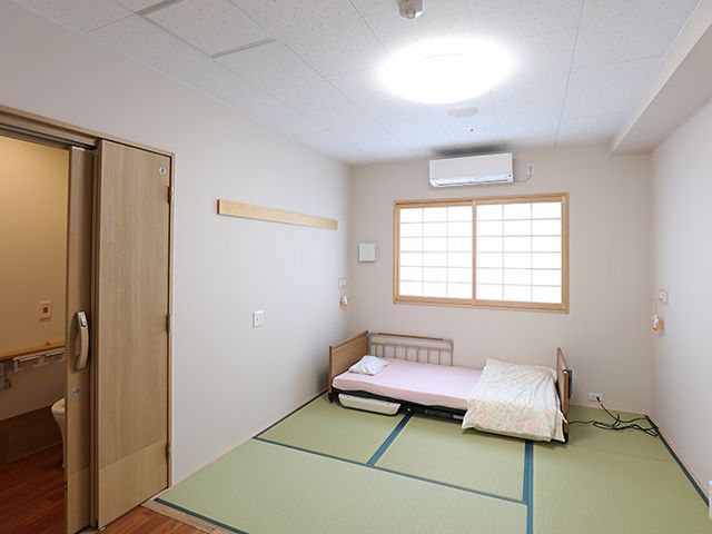 静かな居室 居室 心地よい和室の居室には、自然光が差し込み、落ち着いた雰囲気が広がっています。