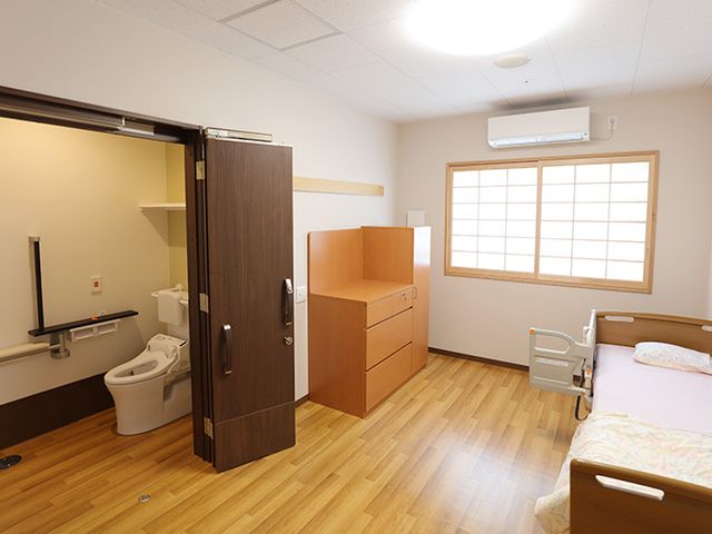 木製家具の整った居室 居室 落ち着いた雰囲気の広々とした空間で、心地よく過ごせる居室です。木製の家具で温かみがあります。