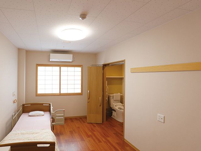 明るい居室 居室 広々とした居室は、自然光が差し込む窓があり、快適な光の中で過ごせます。