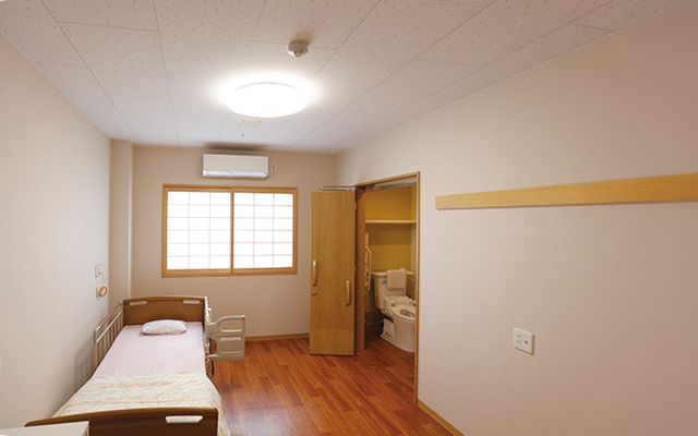 明るい居室 居室 広々とした居室は、自然光が差し込む窓があり、快適な光の中で過ごせます。