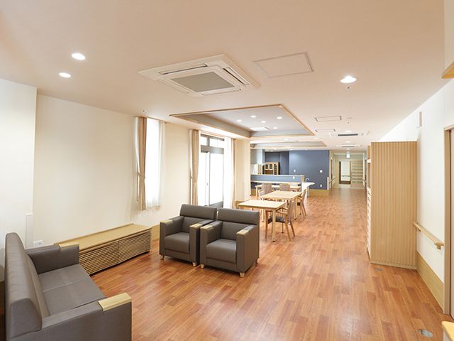 広々としたラウンジ ラウンジ 自然光がたっぷりと入るくつろぎのスペースです。快適な環境で過ごせます。
