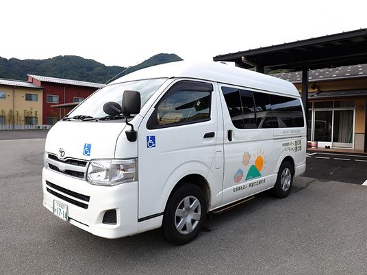 送迎車が停車する外観  