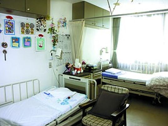 明るい居室のベッドまわり  
