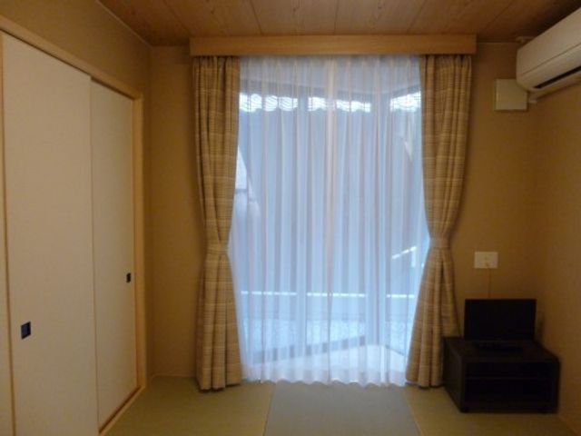 和室の居室風景 和室2 落ち着いた雰囲気の和室です。窓から差し込む自然光が心地よく、のんびりお過ごしいただけます。