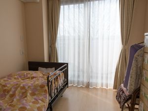 明るい居室の窓辺