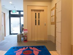 明るいエントランスの様子