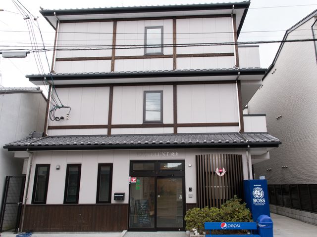 和風デザインの建物正面 外観 落ち着いた色合いの和風デザインが特徴的な建物です。温かみのある雰囲気が、ご利用者様への配慮を感じさせます。