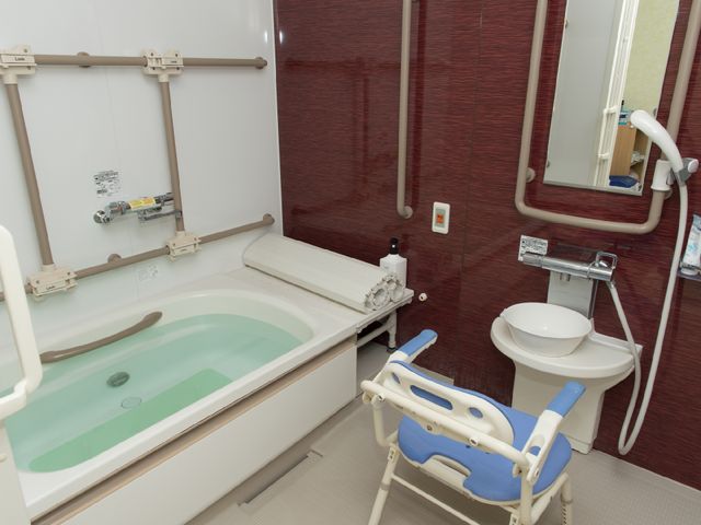 バリアフリー設計の浴室 風呂 手すり付きで安全性を考えた浴室です。移動用のチェアも備えており、安心してご利用いただけます。