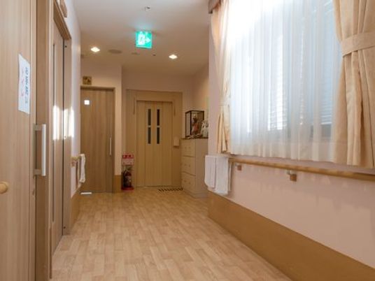 明るい木目調の廊下