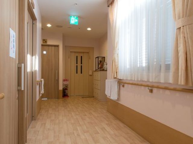 明るい木目調の廊下 廊下 ゆとりある通路は明るく清潔感があり、職員や利用者の方々が快適に行き交える設計になっています。