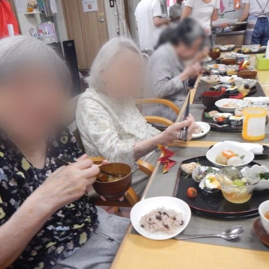 穏やかな食事風景  