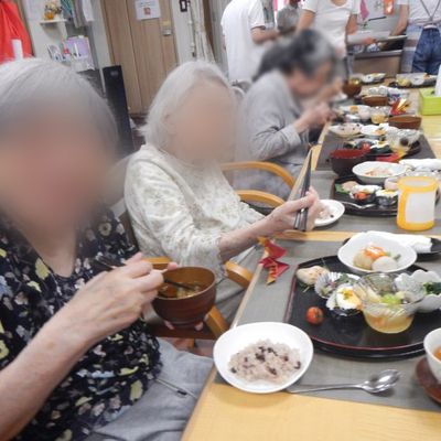 穏やかな食事風景