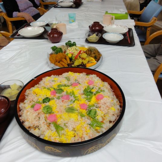 盛り付けられた料理のテーブル