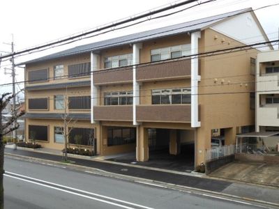 茶色の建物外観