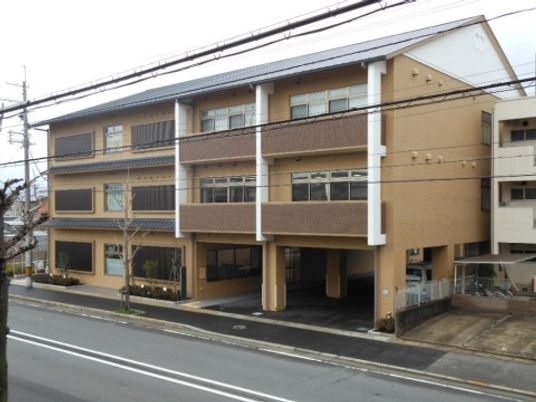 茶色の建物外観