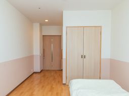 シンプルな居室の内観