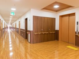 明るい廊下の風景