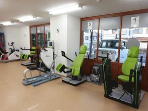 機能訓練室の運動機器  