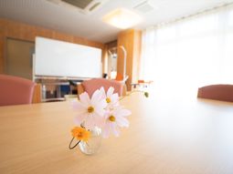 白板と花がある部屋