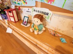 ぬいぐるみと飾りのある棚