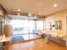 明るいエントランス空間