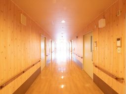 木目調の明るい廊下