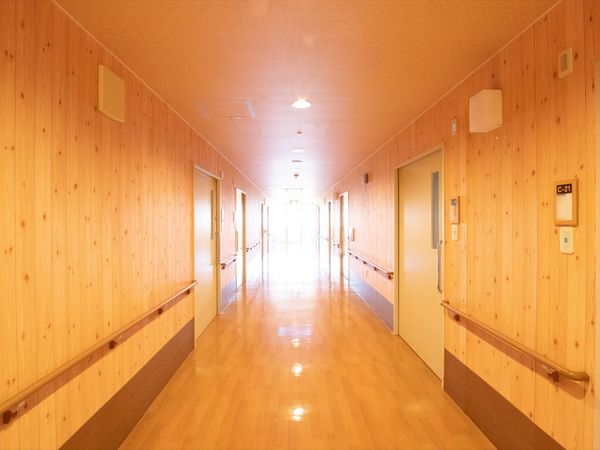 木目調の明るい廊下
