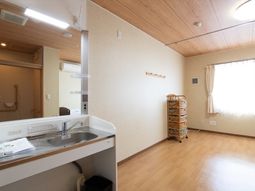 清潔な洗面台がある居室