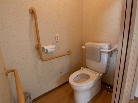 手すり付きトイレの一角