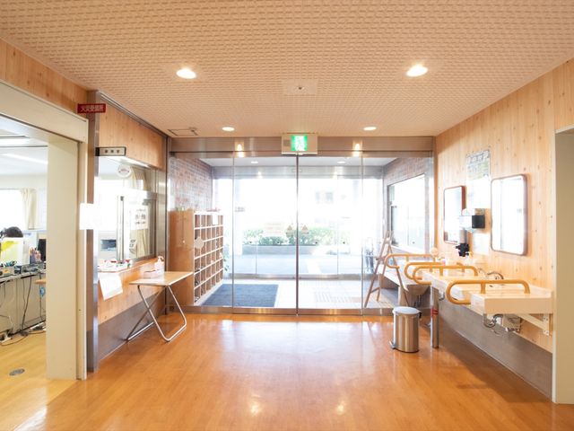 明るいエントランスの風景 エントランス 広々としたエントランスは、自然光が差し込み暖かく、明るい印象を与えます。手すりが設置されており、安全に配慮されています。