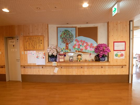 掲示物のある明るいロビー