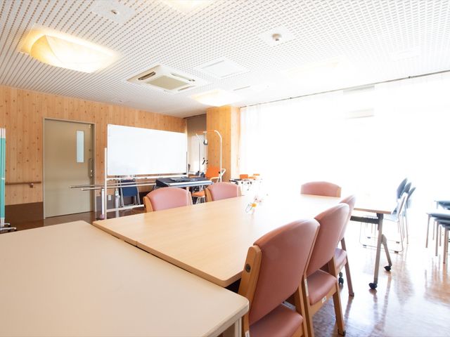 多目的スペースの明るい居室 食堂 ゆとりある空間で多様な活動が行える明るい多目的室です。利用者が集う場所で、日々のコミュニケーションや憩いの時間を提供します。
